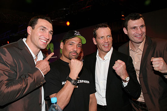 Vladimir Klitschko, Virgil Hill, Henry Maske und Vitali Klitschko posieren nach dem Maske vs. Hill Fight in der Münchenr Olympiahalle am 31.03.2007 (©Foto: Johannes Simon/Getty Images für BITBURGER)